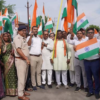 🇮🇳 तिरंगे के साथ एकता का संदेश
हर घर तिरंगा अभियान के तहत रामानुजनगर में भव्य तिरंगा यात्रा निकाली गई। बच्चों, युवाओं और वरिष्ठजनों सहित 1500 से अधिक लोगों ने उत्साहपूर्वक सहभागिता निभाई।
एक किलोमीटर से अधिक लंबी मानव श्रृंखला ने राष्ट्रप्रेम, एकता और देशभक्ति का अनुपम संदेश दिया।
#HarGharTiranga #TirangaYatra #Ramanujnagar
@chhattisgarhcmo @dpr.chhattisgarh @culture_deptt