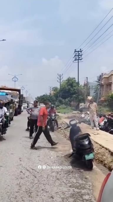 धनबाद के युवक ने सर्विस से परेशान होकर अपनी गाड़ी मैं लगायी आग 🔥
#dhanbad #jharkhand #olaservice #electricscooty #reels