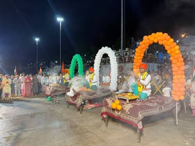 🇮🇳आस्था के साथ देशभक्ति का संदेश
🇮🇳नर्मदा घाट मंडलेश्वर पर हरियाली अमावस्या पर माँ नर्मदा आरती मण्डल द्वारा माहाआरती का आयोजन तिरंगा थीम पर किया,नगर परिषद् के आह्वान पर हर घर तिरंगा अभियान के तहत घाट पर राष्ट्रिय ध्वज लगाये जाकर सभी को अपने घरो एवं प्रतिष्ठानों पर तिरंगा लगाने का सन्देश दिया गया।
🇮🇳नगर परिषद अध्यक्ष श्री विश्वदीप मोयदे ने बताया कि माँ नर्मदा घाट को तिरंगे के रंगो से आकर्षक रूप में सजाया गया एवं हर घर तिरंगा के माध्यम से नागरिको में राष्ट्रध्वज के प्रति सम्मान एवं देशभक्ति को बढ़ावा देने का सन्देश दिया गया ।
👉मुख्य आकर्षण रहा
🇮🇳पंडितो द्वारा तिरंगा के रंगो में ड्रेस कोड
🇮🇳आकर्षक सज्जा
#JansamparkMP #khargone #हर_घर_तिरंगा