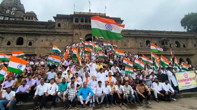 🇮🇳 राष्ट्रभक्ति के रंग में रंगा महेश्वर नगर! 🇮🇳
🇮🇳माँ अहिल्या की ऐतिहासिक नगरी महेश्वर में हर घर तिरंगा अभियान के तहत भव्य तिरंगा यात्रा का हुआ आयोजन।
🇮🇳तिरंगा यात्रा में राष्ट्रप्रेम, राष्ट्रीय एकता और अखंड भारत की भावना को जन-जन तक पहुँचाने का संदेश दिया गया।
🇮🇳तिरंगा यात्रा में विधायक श्री राजकुमार मेव, एसडीएम सुश्री पूर्वा मंडलोई सहित समस्त जनप्रतिनिधि, ब्लॉक अधिकारी एवं स्कूल कॉलेज के छात्र छात्राओं की उपस्थिति रही।
#JansamparkMP #khargone #हर_घर_तिरंगा