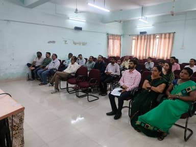पीजी कॉलेज खरगोन में मनाया गया रसायन विज्ञान दिवस
________________
आचार्य प्रफुल्ल चंद्र राय के वैज्ञानिक एवं स्वदेशी उद्योगों में योगदान पर हुआ उद्बोधन
________________
‘भारतीय विज्ञान एवं उद्योग में आचार्य प्रफुल्ल चंद्र राय का योगदान’ विषय पर निबंध प्रतियोगिता आयोजित
________________
खरगोन 12 अगस्त 2026। प्रधानमंत्री कॉलेज ऑफ एक्सीलेंस, शासकीय स्नातकोत्तर महाविद्यालय, खरगोन में भारतीय ज्ञान परंपरा प्रकोष्ठ के अंतर्गत रसायन शास्त्र विभाग द्वारा महान भारतीय वैज्ञानिक, शिक्षाविद एवं स्वदेशी उद्योगों के प्रणेता आचार्य प्रफुल्ल चंद्र राय की जयंती ‘रसायन विज्ञान दिवस’ के रूप में गरिमामय वातावरण में मनाई गई। कार्यक्रम का आयोजन प्राचार्य डॉ. जी.एस. चौहान के मार्गदर्शन में किया गया। कार्यक्रम का उद्देश्य विद्यार्थियों को भारत की वैज्ञानिक परंपरा, स्वदेशी चिंतन तथा आचार्य राय के जीवन एवं वैज्ञानिक योगदान से परिचित कराना था।
कार्यक्रम में प्रो. कैलाश चौहान ने अपने उद्बोधन में कहा कि आचार्य प्रफुल्ल चंद्र राय केवल महान रसायनशास्त्री ही नहीं, बल्कि राष्ट्रभक्त, समाजसेवी और आदर्श शिक्षक भी थे। उन्होंने अपना जीवन वैज्ञानिक अनुसंधान, विद्यार्थियों के मार्गदर्शन तथा स्वदेशी उद्योगों के विकास के लिए समर्पित किया। उनका व्यक्तित्व आज भी युवाओं के लिए प्रेरणास्रोत है।
डॉ. सुनैना चौहान ने आचार्य प्रफुल्ल चंद्र राय के जीवन, पारिवारिक पृष्ठभूमि, शिक्षा एवं वैज्ञानिक उपलब्धियों पर विस्तार से प्रकाश डाला। उन्होंने विद्यार्थियों को आचार्य राय के आदर्शों एवं वैज्ञानिक दृष्टिकोण को अपने जीवन में अपनाने के लिए प्रेरित किया।
प्रो. सचिन यादव ने प्रस्तुतीकरण के माध्यम से आचार्य प्रफुल्ल चंद्र राय के जीवन, शिक्षा, शोध कार्य तथा भारतीय रसायन विज्ञान के विकास में उनके ऐतिहासिक योगदान की जानकारी दी। उन्होंने बताया कि नाइट्राइट यौगिकों पर महत्वपूर्ण अनुसंधान के कारण आचार्य प्रफुल्ल चंद्र राय को ‘मास्टर ऑफ नाइट्राइट्स’ के नाम से भी जाना जाता है। उन्होंने स्वदेशी रासायनिक उद्योग की स्थापना तथा भारतीय वैज्ञानिक चेतना को सशक्त बनाने में उनके योगदान पर भी प्रकाश डाला।
इस अवसर पर ‘भारतीय विज्ञान एवं उद्योग में आचार्य प्रफुल्ल चंद्र राय का योगदान’ विषय पर निबंध लेखन प्रतियोगिता आयोजित की गई। इसमें विद्यार्थियों ने उत्साहपूर्वक सहभागिता करते हुए अपने विचार प्रस्तुत किए।
कार्यक्रम में रसायन शास्त्र विभागाध्यक्ष डॉ. एस.आर. डावर, डॉ. यू.एस. बघेल, डॉ. सुनैना चौहान, डॉ. योगेंद्र सिंह चौहान, प्रो. कैलाश चौहान, प्रो. सचिन यादव, प्रो. अशोक वास्कले, प्रो. स्वप्निल पाटिल सहित बड़ी संख्या में विद्यार्थी उपस्थित रहे।
#JansamparkMP #khargone