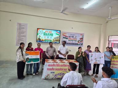 हर घर तिरंगा अभियान के तहत विधि महाविद्यालय में देशभक्ति कार्यक्रम आयोजित
________________
सामूहिक वंदे मातरम् गायन, पोस्टर प्रतियोगिता एवं देशभक्ति गीतों ने बांधा समां
________________
विद्यार्थियों ने सेना के जवानों एवं पुलिसकर्मियों को पत्र लिखकर दी स्वतंत्रता दिवस की शुभकामनाएं
________________
खरगोन 12 अगस्त 2026। उच्च शिक्षा विभाग, मध्यप्रदेश शासन के निर्देशानुसार एवं संस्कृति मंत्रालय, भारत सरकार द्वारा संचालित ‘हर घर तिरंगा’ अभियान 2026 के अंतर्गत शासकीय विधि महाविद्यालय, खरगोन में विभिन्न देशभक्ति कार्यक्रमों का आयोजन किया गया। कार्यक्रम का शुभारंभ राष्ट्रीय गीत ‘वंदे मातरम्’ के 150 वर्ष पूर्ण होने के ऐतिहासिक अवसर पर सामूहिक वंदे मातरम् गायन के साथ हुआ।
महाविद्यालय की प्रभारी प्राचार्य प्रो. तृप्ति जायसवाल के मार्गदर्शन में आयोजित कार्यक्रम में विद्यार्थियों ने उत्साहपूर्वक सहभागिता की। इस अवसर पर देशभक्ति विषय पर पोस्टर प्रतियोगिता आयोजित की गई, जिसमें कु. मिनाक्षी वर्मा, कु. आशीकौर भाटिया, कु. खुशी सेन एवं कु. बरखा वर्मा ने भाग लिया।
कार्यक्रम के दौरान विद्यार्थियों ने देश की सुरक्षा में तैनात भारतीय सेना के जवानों एवं पुलिसकर्मियों के प्रति आभार व्यक्त करते हुए पत्र लिखे और उन्हें स्वतंत्रता दिवस की अग्रिम शुभकामनाएं प्रेषित कीं। पत्र लेखन में कु. मिनाक्षी वर्मा, कु. नारायणी राठौर, कु. श्रैयांशी अमोडे, कु. आशीकौर भाटिया, कु. खुशी सेन एवं कु. बरखा वर्मा ने सहभागिता की।
विद्यार्थी कु. खुशी सेन एवं कु. नारायणी राठौर ने सुमधुर देशभक्ति गीतों की प्रस्तुतियां दीं, जिससे पूरा महाविद्यालय देशभक्ति के भाव से ओत-प्रोत हो गया। कार्यक्रम संयोजक श्री चन्द्र भान त्रिवेदी ने विद्यार्थियों में राष्ट्रप्रेम, रचनात्मकता एवं सामूहिक सहभागिता की भावना को प्रोत्साहित किया। मंच संचालन सुश्री शिवांगी निराले ने किया।
इस अवसर पर प्रो. पी.एस. रावत, श्री सत्यम निंगवाल, श्री राजेश बालके, श्री प्रकाश बघेल, श्री महेश कलमें, श्री सदाशिव कलमें सहित महाविद्यालय के विद्यार्थी उपस्थित रहे।
#JansamparkMP #khargone #हर_घर_तिरंगा