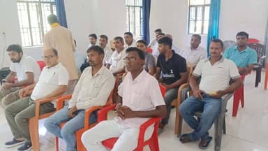सिवान दरौंदा प्रखंड में कृषि निगरानी उर्वक समिति का बैठक हुआ जिसमें खाद दुकानदारों द्वारा बताया गया कि वह सरकारी निर्धारित दर पर यूरिया खाद डीएपी बेचते है, कितने किसानों को सरकार द्वारा निर्धारित मूल्य पर मिलता है वह कमेंट में बताएं
बैठक में मोहम्मद साहब ने अधिकारियों से उचित मूल्य पर खाद्य नहीं देने का आवाज उठाया,
#siwanews #nonfollowers #LocalNews #यादव #BiharNews
