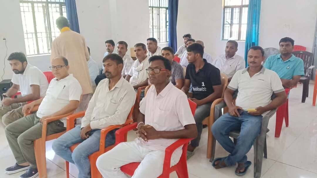 सिवान दरौंदा प्रखंड में कृषि निगरानी उर्वक समिति का बैठक हुआ जिसमें खाद दुकानदारों द्वारा बताया गया कि वह सरकारी निर्धारित दर पर यूरिया खाद डीएपी बेचते है, कितने किसानों को सरकार द्वारा निर्धारित मूल्य पर मिलता है वह कमेंट में बताएं
बैठक में मोहम्मद साहब ने अधिकारियों से उचित मूल्य पर खाद्य नहीं देने का आवाज उठाया,
#siwanews #nonfollowers #LocalNews #यादव #BiharNews
