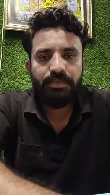 गलत साबित हुआ तो अपने मुंह पर कालिख पोतकर सुवासरा में घूमूंगा” — प्रिंस सूर्यवंशी
सुवासरा की घटना को लेकर आजाद समाज पार्टी जिला अध्यक्ष प्रिंस सूर्यवंशी ने आज शाम फेसबुक लाइव आकर अपनी बात रखी। उन्होंने कहा कि यदि वे गलत साबित होते हैं तो वे स्वयं अपने मुंह पर कालिख पोतकर सुवासरा की गलियों में घूमेंगे।
दरअसल, प्रिंस सूर्यवंशी का जुलूस निकालने की बात कही गई थी। इसी को लेकर उन्होंने भीम आर्मी के कार्यकर्ताओं और हिंदू संगठनों से अपील की कि किसी भी निष्कर्ष पर पहुंचने से पहले घटना से जुड़े CCTV फुटेज मंगवाए जाएं और पूरे मामले की सच्चाई सामने लाई जाए।
उन्होंने कहा कि CCTV फुटेज और तथ्यों के आधार पर ही तय किया जाए कि घटना में वास्तविकता क्या है। अब मामले में CCTV फुटेज और निष्पक्ष जांच के सामने आने वाले तथ्यों पर सभी की नजर है।
#सुवासरा #प्रिंससूर्यवंशी #आजादसमाजपार्टी #भीमआर्मी #CCTVफुटेज #निष्पक्षजांच #सच्चाई #सुवासरान्यूज #मंदसौरन्यूज #ब्रेकिंगन्यूज #यशस्वीदुनिया
