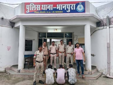 # पेट्रोल पंप लूट की योजना बना रहे तीन आरोपी गिरफ्तार, हथियार और अन्य सामान जब्त
मंदसौर जिले के भानपुरा थाना पुलिस ने पेट्रोल पंप पर लूट की वारदात को अंजाम देने की योजना बना रहे तीन आरोपियों को गिरफ्तार कर बड़ी सफलता हासिल की है। पुलिस ने आरोपियों के कब्जे से लोहे की तलवार, लाल मिर्च पाउडर, लोहे का सरिया और दो लट्ठ बरामद किए हैं। गिरफ्तार आरोपी राजस्थान के रहने वाले बताए गए हैं, जबकि मौके से दो आरोपी अंधेरे का फायदा उठाकर फरार हो गए।
पुलिस के अनुसार, पुलिस अधीक्षक मंदसौर विनोद कुमार मीना के निर्देश पर संपत्ति संबंधी अपराधों की रोकथाम के लिए कार्रवाई की जा रही है। इसी क्रम में अतिरिक्त पुलिस अधीक्षक गरोठ रामसनेही मिश्रा और एसडीओपी गरोठ विजय कुमार यादव के मार्गदर्शन में भानपुरा थाना प्रभारी उप निरीक्षक विनय बुन्देला के नेतृत्व में पुलिस टीम ने कार्रवाई की।
12 अगस्त 2026 को मुखबिर से सूचना मिली थी कि ग्राम करमदीखेड़ा स्थित इंडियन पेट्रोल पंप के पास बंद दुकानों के पीछे कुछ संदिग्ध व्यक्ति अंधेरे में छिपकर पेट्रोल पंप को लूटने की योजना बना रहे हैं। सूचना पर पुलिस टीम ने मौके पर दबिश दी और तीन आरोपियों को पकड़ लिया।
गिरफ्तार आरोपियों की पहचान कल्लू पिता श्यामलाल कंजर उम्र 36 वर्ष निवासी रेनखेड़ा, थाना रावतभाटा, जिला चित्तौड़गढ़ राजस्थान, बादल पिता इन्दरमल कंजर उम्र 25 वर्ष निवासी धांगनमऊ कलां, थाना भैंसरोडगढ़, जिला चित्तौड़गढ़ राजस्थान तथा दिनेश पिता चतुर्भुज बागरी उम्र 27 वर्ष निवासी देवली कला, थाना चेचट, हाल निवासी सालेरा खुर्द, थाना चेचट, जिला कोटा राजस्थान के रूप में हुई है।
पुलिस ने आरोपियों के कब्जे से एक लोहे की तलवार, लाल मिर्च पाउडर, एक लोहे का सरिया और दो लट्ठ बरामद किए। मामले में आरोपियों के खिलाफ धारा 310(4), 310(5) बीएनएस एवं 25 आर्म्स एक्ट के तहत प्रकरण दर्ज कर विवेचना शुरू कर दी गई है।
पुलिस कार्रवाई के दौरान राहुल बांछडा पिता बसंतीलाल बांछडा और रणजीत पिता बसंतीलाल बांछडा, दोनों निवासी बाबुल्दा टेकरी, थाना भानपुरा, जिला मंदसौर, अंधेरे का फायदा उठाकर मौके से फरार हो गए। पुलिस फरार आरोपियों की तलाश में जुटी है।
इस कार्रवाई में थाना प्रभारी भानपुरा उप निरीक्षक विनय कुमार बुन्देला, उप निरीक्षक बापु सिंह बामनिया, सहायक उप निरीक्षक धन्नालाल योगी सहित पुलिस एवं साइबर सेल के अधिकारियों और कर्मचारियों का विशेष योगदान रहा।