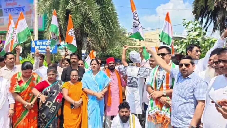 रुद्रपुर में कांग्रेसियों का भाजपा सरकार के खिलाफ हल्लाबोल, फूंका सरकार का पुतला; नैनीताल एसएसपी के खिलाफ भी जमकर विरोध प्रदर्शन और नारेबाजी !
#Rudrapur #Congress #BJP #NainitalSSP #UttarakhandNews #CongressProtest #PoliticalNews #BreakingNews