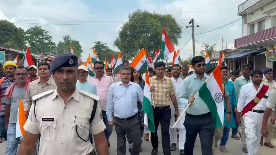 जिला पदाधिकारी के नेतृत्व में निकली ‘हर घर तिरंगा’ पदयात्रा
राजीव कुमार | गम्हरिया, मधेपुरा
‘हर घर तिरंगा’ अभियान के तहत प्रखंड परिसर गम्हरिया से सूर्यगंज बाजार होते हुए प्लस टू उच्च विद्यालय, सूर्यगंज तक प्रभात फेरी सह पदयात्रा निकाली गई। जिला पदाधिकारी अभिषेक रंजन के नेतृत्व में निकली यात्रा में अधिकारी, कर्मी, जीविका दीदियां और स्कूली बच्चे तिरंगा लेकर शामिल हुए। इस दौरान ‘वंदे मातरम’ और ‘भारत माता की जय’ के नारों से क्षेत्र गूंज उठा।
विद्यालय परिसर में डीएम ने कहा कि अभियान का उद्देश्य लोगों में देशभक्ति, राष्ट्रीय गौरव और एकता की भावना को मजबूत करना है। उन्होंने तिरंगे को राष्ट्रीय अस्मिता और अखंडता का प्रतीक बताया। मौके पर डीडीसी अनिल बसाक, बीडीओ चंदन कुमार, सीओ स्नेहा सागर सहित कई अधिकारी व जनप्रतिनिधि मौजूद रहे।
#Tirangayatra #gamhariyamadhepura #DMmadhepura
