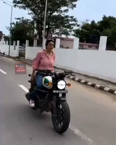 #अलीगढ़ नुमाइश ग्राउंड जीटी रोड पर बाइक स्टंट करती महिला का VIDEO वायरल, पुलिस ने लिया संज्ञान, वाहन चालक पर ₹6,000 का ई-चालान
#Aligarh #ViralVideo #BikeStunt #RoadSafety #EChallan
