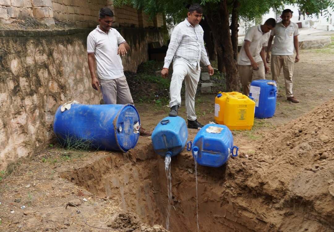 #बालोतरा: बालोतरा पुलिस द्वारा 3.55 करोड़ रूपये के अवैध मादक पदार्थ नष्ट।
08 पुलिस थानों के 21 प्रकरणों में जब्तसुदा करीबन 1.9 किलोग्राम एमडी, 373 किलोग्राम एमडी केमिकल, 10.70 क्विंटल डोडा पोस्त व गांजा नष्ट।
पुलिस अधीक्षक जिला बालोतरा श्री राजेश कुमार काॅवत आईपीएस ने बताया कि पुलिस मुख्यालय के निर्देशानुसार एनडीपीएस एक्ट में दर्ज प्रकरणों में जब्तसुदा वजह सबूत माल अवैध मादक पदार्थ यथा डोडा पोस्त, एमडी, एमडी केमिकल, गांजा आदि मादक पदार्थ निस्तारण हेतु विशेष अभियान चलाया जाकर श्री हरफूलसिंह आरपीएस, अतिरिक्त पुलिस अधीक्षक बालोतरा के निकटतम सुपरविजन में निर्धारित प्रक्रियानुसार इंवेंटरीसुदा भौतिक सत्यापन व बाद एफएसएल रिपोर्ट प्राप्ति के निस्तारण योग्य मादक पदार्थ को डीडीसी कमेटी द्वारा माप-तौल कर जिला बालोतरा के 08 पुलिस थानों में दर्ज एनडीपीएस एक्ट के कुल 21 प्रकरणों में वजह सबूत जब्तसुदा अवैध मादक पदार्थ 01.936 किलोग्राम एमडी, 373.380 किलोग्राम एमडी केमिकल, 10.70 क्विंटल डोडा पोस्त व 51.74 ग्राम गांजा, जिनकी कुल कीमत लगभग 3.55 करोड़ रूपये आंकी गई है, का आज दिनांक 13.08.2026 को नियमानुसार नष्ट किया गया।
डीडीसी कमेटी जिला बालोतराः-
01. अध्यक्ष - श्री राजेश कुमार काॅवट आईपीएस, पुलिस अधीक्षक बालोतरा,
02. सदस्य - श्री हरफूलसिंह आरपीएस, अतिरिक्त पुलिस अधीक्षक बालोतरा,
03. सदस्य - श्रीमती केशर निपु. अपराध सहायक, पुलिस अधीक्षक कार्यालय बालोतरा।
@policerajasthan
#BalotraPolice #DrugFreeIndia #SayNoToDrugs #PoliceAction