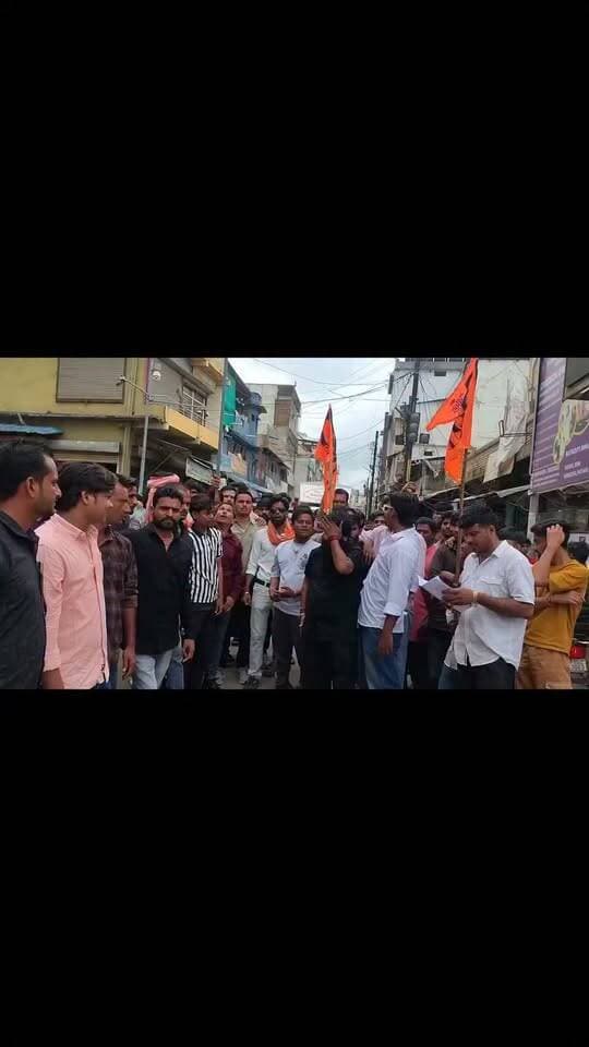 🚨 खुरई ब्रेकिंग न्यूज़ | कान्वेंट स्कूल पर धर्मांतरण के आरोप को लेकर विरोध प्रदर्शन
खुरई। नगर के होली फैमिली कान्वेंट स्कूल में कथित धर्मांतरण कराए जाने के आरोपों को लेकर बजरंग दल और ABVP कार्यकर्ताओं ने विरोध प्रदर्शन किया। प्रदर्शनकारियों ने स्कूल की जांच कर मामले की निष्पक्ष जांच एवं दोषी पाए जाने पर नियमानुसार कार्रवाई की मांग की।
#BreakingNews #Khurai #KhuraiMadhyaPradesh #ABVP #BajrangDal #VHP #MadhyaPradeshNews #HindiNews #LocalNews #KhuraiNews
