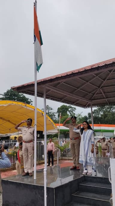 ➡️ स्वतंत्रता दिवस समारोह की फाइनल रिहर्सल संपन्न
➡️ सांस्कृतिक प्रस्तुतियों, मार्च पास्ट सहित मिनिट-टू-मिनिट कार्यक्रम का किया गया पूर्वाभ्यास
15 अगस्त 2026 को आयोजित होने वाले #स्वतंत्रता_दिवस समारोह की तैयारियों के तहत आज गुरुवार को पुलिस ग्राउंड, बैतूल में फाइनल रिहर्सल आयोजित की गई। पुलिस अधीक्षक श्री वीरेंद्र जैन की उपस्थिति में आयोजित रिहर्सल में स्वतंत्रता दिवस समारोह के दौरान होने वाले मिनिट-टू-मिनिट कार्यक्रम का पूर्वाभ्यास किया गया।
फाइनल रिहर्सल के दौरान स्कूली छात्र-छात्राओं द्वारा प्रस्तुत किए जाने वाले सांस्कृतिक कार्यक्रमों एवं नृत्य प्रस्तुतियों का अभ्यास किया गया। विद्यार्थियों ने पूरे उत्साह, अनुशासन और देशभक्ति की भावना के साथ अपनी प्रस्तुतियों का पूर्वाभ्यास किया। साथ ही पुलिस विभाग एवं एनसीसी कैडेट्स के संयुक्त दलों द्वारा मार्च पास्ट का भी अभ्यास किया गया।
रिहर्सल के दौरान समारोह की विभिन्न व्यवस्थाओं, कार्यक्रमों के क्रम, मार्च पास्ट एवं सांस्कृतिक प्रस्तुतियों का बारीकी से अवलोकन किया गया। अधिकारियों ने कार्यक्रम को गरिमापूर्ण, व्यवस्थित एवं सफलतापूर्वक संपन्न कराने के लिए आवश्यक दिशा-निर्देश भी दिए।
इस अवसर पर अपर कलेक्टर श्रीमती वंदना जाट, अतिरिक्त पुलिस अधीक्षक श्री कमलेश खरपूसे, एसडीएम डॉ. अभिजीत सिंह, सीएमओ श्री नवनीत पांडे सहित जिला प्रशासन एवं पुलिस विभाग के अधिकारी उपस्थित रहे।
CM Madhya Pradesh
Jansampark Madhya Pradesh
Betul Police
#JansamparkMP
#बैतूल
#betul