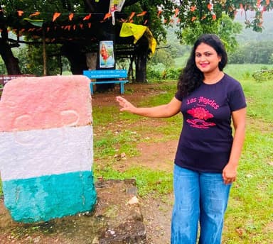 ➡️ गणितीय गणना से सिद्ध हुआ देश का मध्य बिंदु बरसाली : सारिका घारू
➡️ कलेक्टर डॉ. सोनवणे की अगुवाई में पर्यटन मानचित्र पर चमकेगा बरसाली
देश का स्वतंत्रता दिवस इस बार एक बेहद अनूठे और ऐतिहासिक स्थान पर मनाने की तैयारी कर लीजिये। भारत माता को नमन करने का यह अवसर आप पा सकते हैं भारत के केंद्र में स्थित मध्यप्रदेश के बैतूल से 15 किमी दूर स्थित प्राकृतिक स्थल बरसाली का भ्रमण करके।
नेशनल अवार्ड प्राप्त खगोल वैज्ञानिक सारिका घारू ने बैतूल जिले के बरसाली गांव के खगोलीय और भौगोलिक महत्व को उजागर करते हुए देशवासियों से अपील की है कि वे इस 15 अगस्त को भारत के इस वास्तविक मध्य बिंदु पर आकर भारत माता को नमन करें। सारिका ने बताया कि बैतूल कलेक्टर डॉ. सौरभ संजय सोनवणे के मार्गदर्शन में इस समय बरसाली के प्राकृतिक सौंदर्य और इसकी भौगोलिक विशेषता को देश के पर्यटन मानचित्र पर प्रमुखता से उभारने के लिए विशेष कार्ययोजना पर काम किया जा रहा है।
खगोल विज्ञान प्रसारक सारिका घारू ने गणितीय आंकड़ों के साथ बताया कि भौगोलिक दृष्टि से सम्पूर्ण भारत का अंतिम दक्षिणी बिंदु ग्रेट निकोबार द्वीप का इंदिरा पॉइंट है, जिसका अक्षांश 6° 45' एन है। वहीं, देश का उत्तरी बिंदु लद्दाख का इंदिरा कोल है, जिसका अक्षांश 37° 6' एन है। इन दोनों छोरों के ठीक बीच का सटीक गणितीय मध्य बिंदु 21° 55' 30'' एन अक्षांश निकलकर आता है, जहाँ बैतूल का बरसाली गाँव स्थित है। यह महत्वपूर्ण स्थान बैतूल रेलवे स्टेशन से पूर्व दिशा में मात्र 16 किलोमीटर की दूरी पर स्थित है। यहाँ बरसाली नाम का अपना रेलवे स्टेशन भी है, जिससे यहाँ पहुँचना बेहद सुगम है।
Jansampark Madhya Pradesh
#JansamparkMP
#बैतूल
#betul