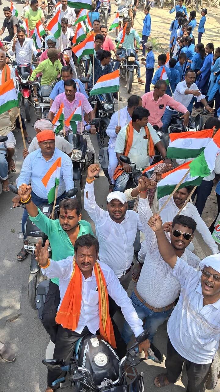 आज नगर पंचायत भरवाड़ा में नरेंद्र मोदी चौक से संत रामेश्वर सेंट्रल स्कूल तक आयोजित भव्य तिरंगा शोभा यात्रा निकला गया
तिरंगे की शान, देशभक्ति का जुनून और भारत माता के जयघोष से पूरा वातावरण राष्ट्रभक्ति से ओत-प्रोत रहा।
जय हिंद! भारत माता की जय!
#तिरंगा_शोभा_यात्रा #हरघरतिरंगा #देशभक्ति #भारत_माता_की_जय #भरवाड़ा #darbhanga_mithila
