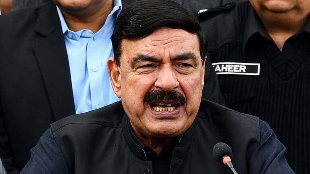 ""हाफिज सईद का गुलाम हूं"" पूर्व गृह मंत्री शेख राशिद अहमद ने खोली पाकिस्तान की पोल, भारत को गीदड़भभकी भी दी
Sheikh Rasheed Ahmed Viral Video: #पाकिस्तान के पूर्व गृह मंत्री (Pakistan Former Home Minister) शेख राशिद अहमद का एक वीडियो सोशल मीडिया पर चर्चा में है। वीडियो में शेख राशिद अहमद आतंकी लश्कर-ए-तैयबा (Lashkar-e-Taiba) से जुड़े लोगों के साथ मंच साझा करते हुए खुद को आतंकी हाफिज सईद (Hafiz Saeed) का गुलाम बता रहा है। वहीं भारत को गीदड़भभकी भी देते हुए दिख रहा है।
#वीडियो में शेख राशिद कहते सुनाई दे रहा-मैं तो हाफिज सईद साहब का गुलाम हूं। वह यह भी दावा करते हैं कि उनके फोन से हाफिज सईद का नंबर मिलने के बाद अमेरिका ने उन्हें वहां से निकाल दिया था।
शेख राशिद भारत को धमकीभरे लहजे में कहते हुए दिख रहा-न चिड़िया चहकेंगी हिंदुस्तान में, न बिरला जी के मंदिर में घंटियां बजेंगी।उन्होंने आगे भारत के खिलाफ कार्रवाई की बात करते हुए कहा कि अगर हिंदुस्तान ने पाकिस्तान की ओर देखा तो अल्लाह उसे नेस्तनाबूद कर देगा। वीडियो में वह यह भी कहते नजर आए कि वे “पाकिस्तान के साथ और हाफिज सईद साहब के साथ” हैं। वीडियो में शेख राशिद के साथ पाकिस्तान मरकजी मुस्लिम लीग के अध्यक्ष खालिद मसूद संधू भी दिखाई दे रहे हैं। उनके अलावा कारी मोहम्मद याकूब शेख की मौजूदगी का भी दावा किया जा रहा है। हालांकि वीडियो के रिकॉर्ड होने की तारीख की स्पष्ट जानकारी फिलहाल उपलब्ध नहीं है।
हाफिज सईद और लश्कर से कथित संबंधों को लेकर विवादों में रह चुके
बता दें कि शेख राशिद इससे पहले भी हाफिज सईद और लश्कर से कथित संबंधों को लेकर विवादों में रह चुके हैं। 2012 में अमेरिका में उनके खिलाफ हाफिज सईद और लश्कर से कथित संबंधों को लेकर पूछताछ भी हुई थी। हालांकि, राशिद ने इन आरोपों से इनकार किया था। अब इस वीडियो ने पाकिस्तान की राजनीति में आतंकवादी संगठनों और मुख्यधारा के नेताओं के कथित रिश्तों को लेकर एक बार फिर सवाल खड़े कर दिए हैं।
इमरान खान की सरकार में गृह मंत्री थे
बता दें कि शेख रशीद अहमद एक पाकिस्तानी राजनीतिज्ञ। वे अवामी मुस्लिम लीग के संस्थापक और नेता हैं। पूर्व प्रधानमंत्री इमरान खान की राजनीतिक पार्टी पाकिस्तान तहरीक-ए-इंसाफ के साथ भी उनके घनिष्ठ संबंध हैं। इमरान खान सरकार में 2020 से 2022 तक पाकिस्तान के 38वें गृह मंत्री के रूप में कार्य किया था।
हाफिज सईद पाकिस्तान के आतंकी संगठन का चीफ
हाफिज सईद लश्कर-ए-तैयबा का संस्थापक और मुंबई 26/11 आतंकी हमलों के प्रमुख साजिशकर्ताओं में शामिल रहा है। अमेरिका ने भी लश्कर-ए-तैयबा को आतंकी संगठन घोषित किया है। सईद को पाकिस्तान में आतंकी फंडिंग से जुड़े मामलों में सजा सुनाई जा चुकी है।
@followers #Pakistan #pakistannewsupdates #PakistanPolitics #pakistannewsupdates #pakistannewslive #pakistannewstoday
#छत्तीसगढ़ #chhattisgarh #ChhattisgarhNews
#लोरमी_को_सौगात #लोरमी_के_गौरव #लोरमीमुंगेलीन्यूज़ #lormimungelinews #छत्तीसगढ़_के_माटी #छत्तीसगढ़_महतारी #छत्तीसगढ़
#LocalNews
#BreakingNews
#BigBreakingNews
#todaynews
#IndiaNews
#NationalNews
#ViralNewsUpdate
#BigBreaking
#LatestUpdates
#LatestNews
न्यूज़ के लिए कृपया फॉलो करें धन्यवाद👇👇👇
https://www.facebook.com/LORMIMUNGELINEWS?sk=followers