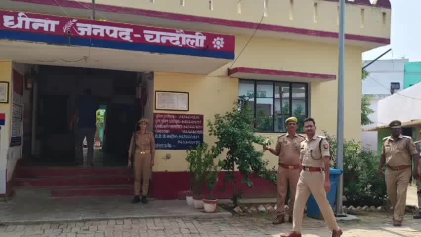 सकलडीहा: थाना धीना के औचक निरीक्षण में एसपी ने अधिकारियों को लगाई फटकार