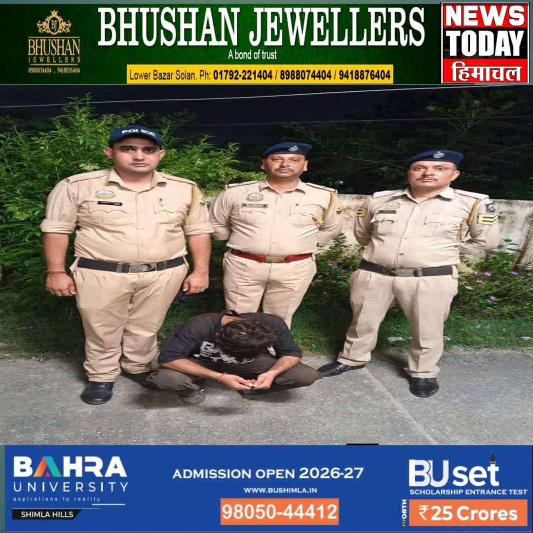 बिलासपुर में मंदिर से तांबे का नाग चोरी करने वाला आरोपी गिरफ्तार, नाबालिग समेत 2 आरोपी ट्रेस
बिलासपुर। अपर निहाल सेक्टर स्थित शिव चामुंडा माता मंदिर से तांबे का नाग चोरी करने के मामले में थाना सदर बिलासपुर पुलिस ने त्वरित कार्रवाई करते हुए एक आरोपी को गिरफ्तार कर लिया है। पुलिस ने आरोपी की निशानदेही पर चोरी किया गया तांबे का नाग भी बरामद कर लिया है।
पुलिस के अनुसार, 11 अगस्त 2026 को मंदिर से दो आरोपियों द्वारा तांबे का नाग चोरी किए जाने की सूचना मिली थी। मामले में थाना सदर बिलासपुर में अभियोग संख्या 195/26, दिनांक 12 अगस्त 2026, धारा 303(2), 3(5) बीएनएस के तहत मामला दर्ज किया गया।
जांच के दौरान पुलिस टीम ने दोनों आरोपियों को ट्रेस कर लिया। इनमें से एक आरोपी नाबालिग पाया गया, जिसके संबंध में नियमानुसार कार्रवाई की गई।
वहीं, दूसरे आरोपी की पहचान ऋषभ शर्मा पुत्र राम पाल शर्मा, निवासी गांव चमलोग, डाकघर देवली, तहसील सदर, जिला बिलासपुर, उम्र 21 वर्ष के रूप में हुई। पुलिस ने उसे गिरफ्तार कर लिया।
पूछताछ के दौरान आरोपी ऋषभ शर्मा की निशानदेही पर मंदिर से चोरी किया गया तांबे का नाग बरामद कर लिया गया है। पुलिस मामले में चोरी की वारदात से जुड़े अन्य पहलुओं की जांच कर रही है और आगामी कार्रवाई जारी है।
न्यूज टुडे हिमाचल ब्यूरो
<nis:link nis:type=tag nis:id=bilaspur nis:value=Bilaspur nis:enabled=true nis:link/> <nis:link nis:type=tag nis:id=himachalnews nis:value=HimachalNews nis:enabled=true nis:link/> <nis:link nis:type=tag nis:id=bilaspurpolice nis:value=BilaspurPolice nis:enabled=true nis:link/> <nis:link nis:type=tag nis:id=crimenews nis:value=CrimeNews nis:enabled=true nis:link/> <nis:link nis:type=tag nis:id=templetheft nis:value=TempleTheft nis:enabled=true nis:link/> <nis:link nis:type=tag nis:id=himachalpradesh nis:value=HimachalPradesh nis:enabled=true nis:link/> <nis:link nis:type=tag nis:id=newstodayhimachal nis:value=NewsTodayHimachal nis:enabled=true nis:link/>