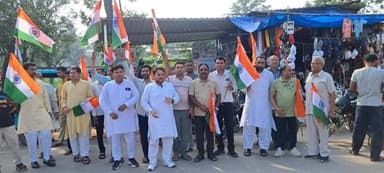 हर घर तिरंगा यात्रा ने दिया देशभक्ति और राष्ट्रगौरव का संदेश
जनपद गौतमबुद्धनगर के गांव बीरपुरा में देशभक्ति और राष्ट्रप्रेम से ओत-प्रोत “हर घर तिरंगा” यात्रा का भव्य आयोजन किया गया। आदरणीय एवं लोकप्रिय नेता श्री नरेंद्र दामोदर मोदी जी के आह्वान पर आयोजित इस कार्यक्रम में ग्रामीणों, युवाओं एवं क्षेत्रवासियों ने बढ़-चढ़कर सहभागिता की।
कार्यक्रम की शुरुआत शहीद सूबेदार जयसिंह चौक पर तिरंगा फहराकर की गई। शहीद चौक पर राष्ट्रीय ध्वज को सम्मानपूर्वक फहराते हुए वीर शहीदों को श्रद्धापूर्वक नमन किया गया। इस अवसर पर उपस्थित सभी लोगों ने देश की एकता, अखंडता और संप्रभुता के प्रति अपनी प्रतिबद्धता दोहराई।
इसके पश्चात गांव में हर घर तिरंगा यात्रा निकाली गई। हाथों में तिरंगा लेकर बड़ी संख्या में लोग देशभक्ति के नारों के साथ यात्रा में शामिल हुए। पूरे गांव का वातावरण राष्ट्रभक्ति से सराबोर नजर आया और हर ओर तिरंगे की शान दिखाई दी।
इस अवसर पर वक्ताओं ने कहा कि तिरंगा केवल एक ध्वज नहीं, बल्कि देश के गौरव, बलिदान, एकता और करोड़ों भारतीयों की भावनाओं का प्रतीक है। हर घर तिरंगा अभियान का उद्देश्य प्रत्येक नागरिक के मन में राष्ट्रध्वज के प्रति सम्मान और राष्ट्र के प्रति गौरव की भावना को और मजबूत करना है।
कार्यक्रम के दौरान वीर शहीदों के बलिदान को याद करते हुए कहा गया कि आज हम जिस स्वतंत्र वातावरण में अपने राष्ट्रीय ध्वज को गर्व से लहरा रहे हैं, उसके पीछे हमारे वीर जवानों और स्वतंत्रता सेनानियों का अमूल्य त्याग और बलिदान है। उनके आदर्शों को याद रखना और राष्ट्रहित में कार्य करना ही उनके प्रति सच्ची श्रद्धांजलि है।
गांव बीरपुरा की इस तिरंगा यात्रा ने पूरे क्षेत्र में देशभक्ति, एकता और राष्ट्रगौरव का संदेश दिया। कार्यक्रम का समापन राष्ट्रध्वज के सम्मान और देश की एकता-अखंडता को बनाए रखने के संकल्प के साथ हुआ।
भारत माता की जय!
वंदे मातरम्!
जय हिंद!