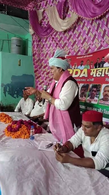कैंट विधानसभा क्षेत्र के नवादा शेखान में विचार गोष्ठी में डॉ अनीस बेग का किया गया भव्य स्वागत
#DrAneesBeg #KunwarpurTalaiya #PDA #AkhileshYadav #DimpleYadav