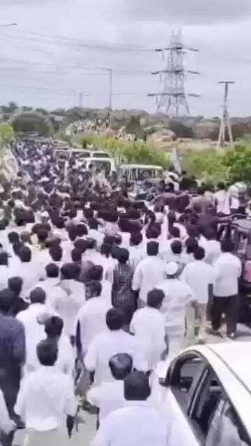 రోడ్లు అన్నీ జ(గ)న మయం....