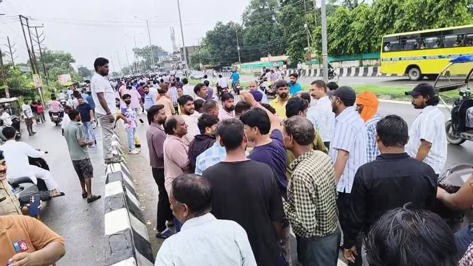रुद्रपुर- बरेली में पोस्ट#मार्डम के बाद अभिषेक का श#व पहुंचे गाँधी कालोनी, श#व यात्रा में शामिल हुए सैकड़ो लोग