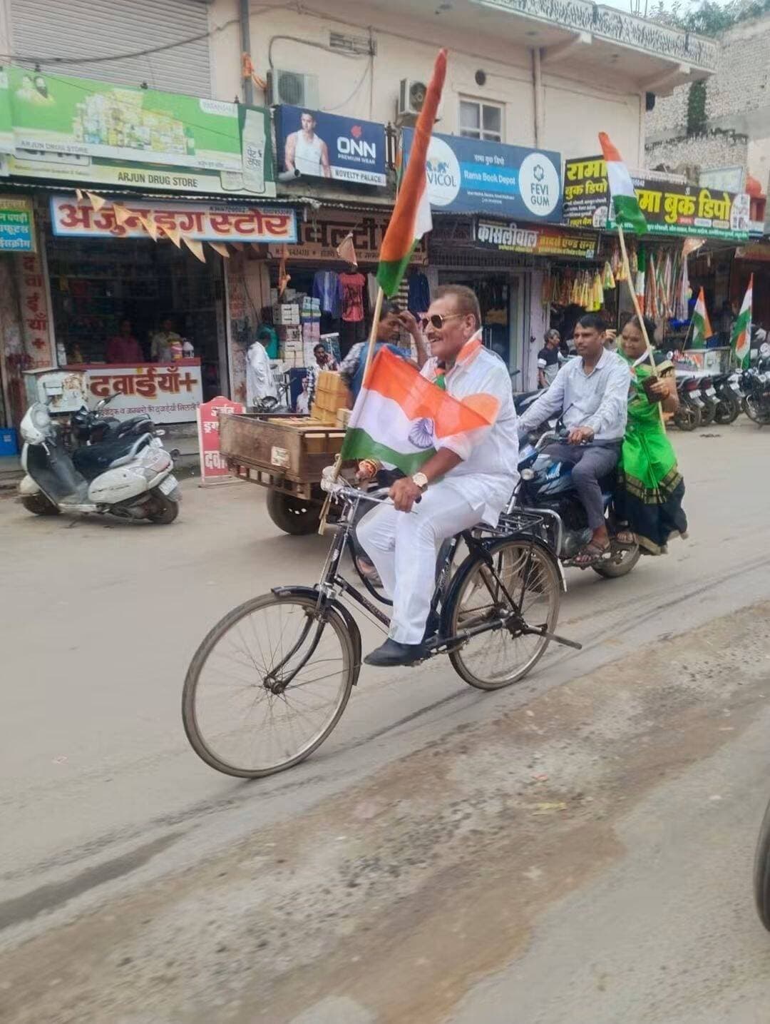 तिरंगा रैली में साइकिल से पहुंचे भाजपा प्रदेशकार्यसमिति सदस्य प्रेमप्रकाश शर्मा, दिया ईंधन बचाने का संदेश
स्वतंत्रता दिवस से एक दिन पूर्व आज शुक्रवार को सवाई माधोपुर में आयोजित तिरंगा रैली में भाजपा प्रदेश कार्यसमिति सदस्य प्रेमप्रकाश शर्मा ने साइकिल से शामिल होकर लोगों को खास संदेश दिया। शर्मा साइकिल चलाते हुए रैली का हिस्सा बने और डीजल-पेट्रोल की बचत के साथ पर्यावरण संरक्षण का संदेश दिया।
रैली के दौरान तिरंगा हाथ में लेकर साइकिल से आगे बढ़ते शर्मा ने लोगों का ध्यान आकर्षित किया। उन्होंने कहा कि देशभक्ति केवल तिरंगा फहराने और रैलियों तक सीमित नहीं है, बल्कि दैनिक जीवन में ऐसे छोटे-छोटे प्रयास करना भी जरूरी है, जिससे देश के संसाधनों की बचत हो और पर्यावरण सुरक्षित रहे।
उन्होंने साइकिल के उपयोग को बढ़ावा देते हुए कहा कि छोटी दूरी के लिए अनावश्यक रूप से वाहन का उपयोग करने के बजाय साइकिल अपनाई जाए तो ईंधन की बचत के साथ प्रदूषण को भी कम किया जा सकता है। तिरंगा रैली में उनका यह संदेश लोगों के बीच चर्चा का विषय रहा। भाजपा प्रदेश कार्यसमिति सदस्य प्रेमप्रकाश शर्मा ने युवाओं और आमजन से देशहित में ऊर्जा एवं ईंधन की बचत करने तथा पर्यावरण संरक्षण के लिए आगे आने का आह्वान किया।