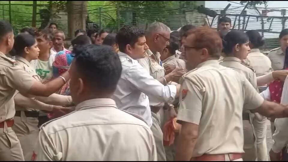 रोहतक पुलिस व सफाई कर्मचारियों की झड़प,पुलिस ने उठवाया कूड़ा,सफाई कर्मचारियों का विरोध #rohtakprotest #rohtakpolice