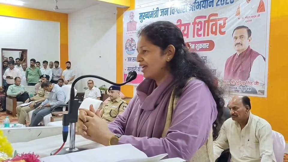 बांदरी में मुख्यमंत्री जन विश्वास अभियान का खंडस्तरीय शिविर आयोजित
बांदरी। मुख्यमंत्री जन विश्वास अभियान के अंतर्गत बांदरी में आयोजित खंडस्तरीय शिविर में कलेक्टर श्रीमती प्रतिभा पाल ने उपस्थित जनसमुदाय को संबोधित किया।
कलेक्टर ने शासन की जनकल्याणकारी योजनाओं और अभियान के उद्देश्यों की जानकारी देते हुए नागरिकों की समस्याओं के त्वरित निराकरण एवं पात्र हितग्राहियों को योजनाओं का लाभ पहुंचाने पर जोर दिया।
इस दौरान बड़ी संख्या में ग्रामीणजन एवं संबंधित अधिकारी-कर्मचारी उपस्थित रहे।
#मुख्यमंत्री_जन_विश्वास_अभियान #बांदरी #Sagar #JansamparkMP Collector Office Sagar #SagarNews #MadhyaPradesh Dr Mohan Yadav Bhuppendra Siingh