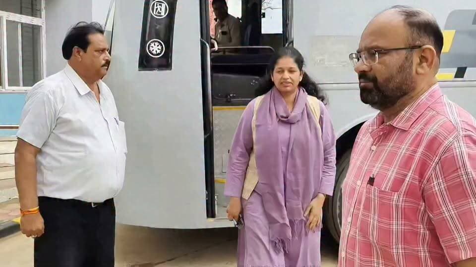 मुख्यमंत्री जन विश्वास अभियान 2026 के अंतर्गत कलेक्टर श्रीमती प्रतिभा पाल ने शासकीय सांदीपनि उच्चतर माध्यमिक विद्यालय बांदरी का निरीक्षण किया। इस दौरान उन्होंने बच्चों से संवाद कर अंग्रेजी वर्णमाला एवं बाल कविताएं सुनीं। कलेक्टर ने विद्यार्थियों को नियमित अध्ययन करने के लिए प्रेरित करते हुए मेहनत और लगन से पढ़ाई कर सपनों को साकार करने का संदेश दिया।
Collector Office Sagar Jansampark Madhya Pradesh
CM Madhya Pradesh Dr Mohan Yadav Bhuppendra Siingh Aviraj Singh #JansamparkMP #sagar