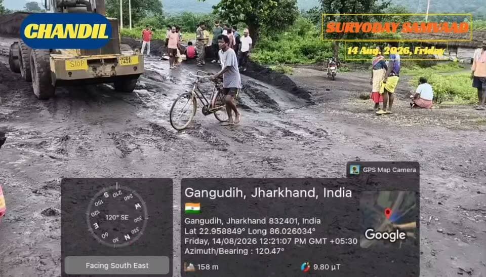 #seraikella | #chandil : गांगुडीह में व्हील लोडर की चपेट में महिला की मौ*त, ग्रामीणों ने मुआवजे और कार्रवाई की मांग की...
#बिष्णुपद महापात्र 📲 9471102055 (wa)
सरायकेला-खरसवाँ जिले के चांडिल थाना क्षेत्र के गांगुडीह में शुक्रवार सुबह एनएच-18 बायपास पर करीब 11 बजे व्हील लोडर की चपेट में आने से लगभग 50 वर्षीय प्रेमकला टुडू की मौ*त हो गई। हादसे के बाद चालक के चले जाने से ग्रामीण आक्रोशित हो उठे। पुलिस ने घटनास्थल पहुँचकर श*व और वाहन को कब्जे में लेने का प्रयास किया। ग्रामीणों ने मुआवजे तथा वाहन चालक और मालिक के विरुद्ध कार्रवाई की मांग की। पुलिस मामले की जाँच कर रही है। घटना के कारणों और जिम्मेदारी की आधिकारिक पुष्टि अभी नहीं हुई है।
#jharkhandnews
#chandilupdate
#suryodaysamvaad