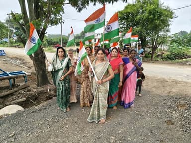 ➡️ जिले में तिरंगा यात्रा, नवांकुर सखी हरियाली यात्रा एवं #एक_पेड़_मां_के_नाम_अभियान आयोजित
#स्वतंत्रता_दिवस के अवसर पर मध्यप्रदेश जन अभियान परिषद के मार्गदर्शन में बैतूल जिले के विभिन्न विकासखंडों में #हर_घर_तिरंगा, तिरंगा यात्रा, नवांकुर सखी हरियाली यात्रा एवं “एक पेड़ माँ के नाम” अभियान के तहत विभिन्न कार्यक्रम आयोजित किए जा रहे हैं। इन आयोजनों के माध्यम से ग्रामीण क्षेत्रों में राष्ट्रभक्ति, राष्ट्रीय ध्वज के सम्मान, पर्यावरण संरक्षण एवं जनभागीदारी का संदेश दिया जा रहा है।
आठनेर के ग्राम देहगुड में घर-घर तिरंगा वितरण कर ग्रामीणों को स्वतंत्रता दिवस पर तिरंगा फहराने के लिए प्रेरित किया गया। प्रभात पट्टन के ग्राम बोरगांव शेरगढ़ में तिरंगा यात्रा तथा ग्राम गोधनी में तिरंगा रैली एवं नवांकुर सखी हरियाली यात्रा आयोजित हुई। गोधनी में “एक पेड़ माँ के नाम” अभियान के तहत मोक्षधाम में 50 पौधों का रोपण किया गया तथा उनकी देखभाल की जिम्मेदारी समिति ने ली। ग्राम चकोरा में तिरंगा यात्रा एवं हरियाली यात्रा के बाद 25 पौधे रोपे गए।
शाहपुर के ग्राम फोफल्या में नवांकुर सखी हरियाली यात्रा के माध्यम से ग्रामीणों को पौधरोपण एवं पर्यावरण संरक्षण के प्रति जागरूक किया गया। वहीं जिले के अन्य विकासखंडों एवं ग्रामों में भी तिरंगा यात्राओं, हर घर तिरंगा तथा पौधरोपण कार्यक्रमों का आयोजन किया जा रहा है। जिला समन्वयक श्री संतोष राजपूत ने बताया कि जिले के सभी विकासखंडों में इन अभियानों को जनभागीदारी के साथ व्यापक रूप से संचालित किया जा रहा है।
Jansampark Madhya Pradesh
Department of Planning, Economics & Statistics, MP
#HarGharTiranga
#HarGharTiranga2026
#HGT2026
#JansamparkMP
#बैतूल
#betul