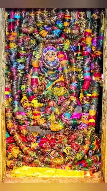 ஆடி கடைசி வெள்ளிகிழமையை முன்னிட்டு திருவப்பூர் முத்துமாரியம்மன் வளையல் அலங்காரத்தில் சேவை சாதித்தார்