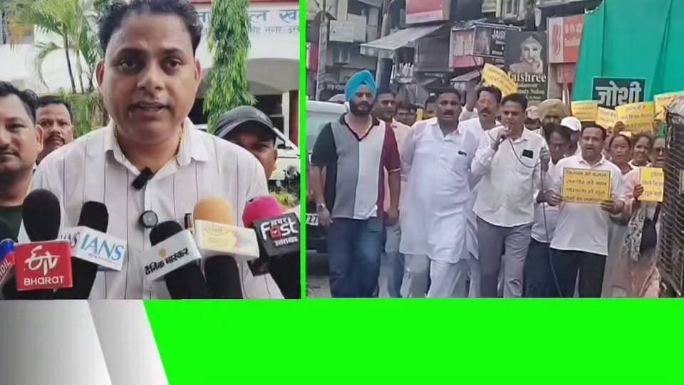 ।।#ब्रेकिंग #न्यूज़।।
#खटीमा में आवारा पशुओं की समस्या को लेकर कांग्रेस का बड़ा प्रदर्शन,,निर्माणाधीन गौशाला के जल्द खोलने की मांग,,
#विधायक भुवन चंद्र कापड़ी के नेतृत्व में सैकड़ों किसान एवं आमजन सड़क पर उतरे,
#रामलीला ग्राउंड में सभा के बाद कांग्रेस कार्यकर्ताओं ने निकाला विशाल जुलूस,
#आवारा पशुओं से सड़क दुर्घटनाओं और फसलों को नुकसान का मुद्दा उठाया,
#विधायक कापड़ी ने मुख्यमंत्री और पशुपालन मंत्री के नाम एसडीएम को सौंपा ज्ञापन,
#खटीमा क्षेत्र के आवारा पशुओं को जल्द सुरक्षित गौशाला पहुंचाने की मांग,
#किसानों की फसलों और आम लोगों की सुरक्षा सुनिश्चित करने की मांग,
#विधायक कापड़ी ने शासन प्रशासन को दी 15 दिन की मोहलत,
#15 दिन में गौशाला शुरू नहीं हुई तो आवारा पशुओं के साथ तहसील पहुंचने की चेतावनी,
#विधायक बोले—अगली बार होने वाले आंदोलन की जिम्मेदारी शासन-प्रशासन की होगी,,
बेबाक उत्तराखंड #डिजिटल,✍️✍️✍️