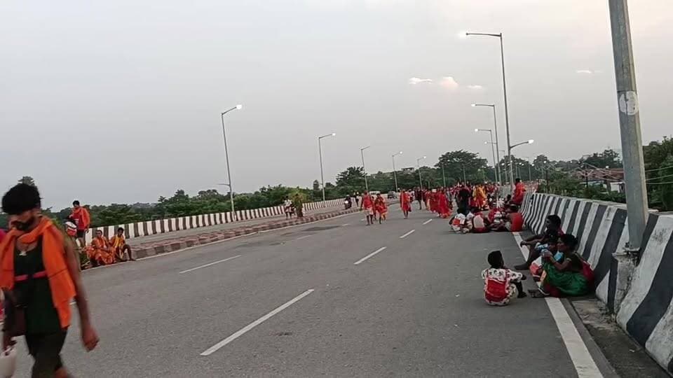 पहलेजा घाट से गरीब स्थान के लिए रवाना हुए श्रद्धालु
तीसरी सोमवारी पर मुजफ्फरपुर के प्रसिद्ध बाबा गरीबनाथ मंदिर में जलाभिषेक के लिए श्रद्धालुओं का जत्था पहलेजा घाट से पवित्र गंगाजल लेकर हाजीपुर के रास्ते रवाना हुआ।
श्रद्धालु बोल-बम और हर-हर महादेव के जयकारों के साथ बाबा गरीबनाथ को जल अर्पित करने के लिए आगे बढ़े। यात्रा के दौरान श्रद्धालुओं में खासा उत्साह और भक्ति का माहौल देखने को मिला।
#पहलेजाघाट #गरीबस्थान #बाबागरीबनाथ #मुजफ्फरपुर #हाजीपुर #कांवरयात्रा #तीसरीसोमवारी #बोलबम #हरहरमहादेव #Vaishali #Hajipur #YoungIndiaNews