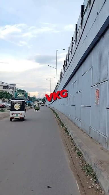 लखीमपुर खीरी के NH-730 स्थित राजापुर ओवरब्रिज पर ग्लोबल हॉस्पिटल के सामने रोड लाइट के कटे तार खुलेआम खतरे की घंटी बजा रहे हैं। सावन में इसी रास्ते से हजारों कांवड़िए गुजर रहे हैं, लेकिन जिम्मेदारों की नजर शायद किसी बड़े हादसे के बाद ही खुलेगी!
स्थानीय लोगों का आरोप है कि संबंधित अधिकारियों को कई बार जानकारी दी जा चुकी है, फिर भी तार जस के तस पड़े हैं।
सवाल सीधा है—कटे तार दिख नहीं रहे या जिम्मेदारों को हादसे का इंतजार है?
#LakhimpurKheri #NH730 #KanwarYatra #RoadSafety #UPNews