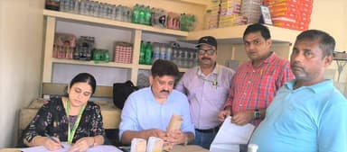 *स्वतंत्रता दिवस से पहले खाद्य विभाग की छापेमारी, सात खाद्य पदार्थों के नमूने लिए*
प्रतापगढ़ में स्वतंत्रता दिवस के मद्देनजर खाद्य पदार्थों में मिलावटखोरी पर रोक लगाने के लिए खाद्य सुरक्षा एवं औषधि प्रशासन विभाग ने दो दिवसीय विशेष अभियान शुरू किया है। शुक्रवार को विभागीय टीम ने जिले के विभिन्न बाजारों में छापेमारी कर मिठाई समेत सात खाद्य पदार्थों के नमूने लिए। कार्रवाई से खाद्य कारोबारियों में हड़कंप मचा रहा।
सहायक आयुक्त (खाद्य) ग्रेड-2 अभय कुमार सिंह के निर्देशन और मुख्य खाद्य सुरक्षा अधिकारी दीपक कुमार श्रीवास्तव के नेतृत्व में गठित खाद्य सचल दल ने विभिन्न प्रतिष्ठानों का निरीक्षण किया। टीम ने भगवाचुंगी से बेसन लड्डू व खोया से निर्मित मिठाई, कटरा मेदनीगंज चौराहे से बूंदी लड्डू का नमूना लिया।
इसके अलावा पट्टी के गौरा माफी बाजार से खोया, ढकवा बाजार से पेड़ा, रानीगंज के देल्हूपुर बाजार से बेसन लड्डू तथा कुंडा क्षेत्र के मंडल भासो (बाघराय) से बेसन लड्डू का नमूना संग्रहित किया गया। इनमें कुछ नमूने शिकायतों के निस्तारण के क्रम में लिए गए।
सभी सात नमूनों को जांच के लिए खाद्य विश्लेषक प्रयोगशाला भेजा जा रहा है। जांच रिपोर्ट में नमूने मानकों पर खरे नहीं पाए जाने पर खाद्य सुरक्षा एवं मानक अधिनियम के तहत संबंधित के खिलाफ नियमानुसार कार्रवाई की जाएगी।
अभियान के दौरान खाद्य सुरक्षा अधिकारी रोशन सिंह, संतोष कुमार दूबे, यादव संजय कुमार नन्हकू, शहाब उद्दीन सिद्दीकी एवं डॉ. शमशुन नेहा मौजूद रहे।
*