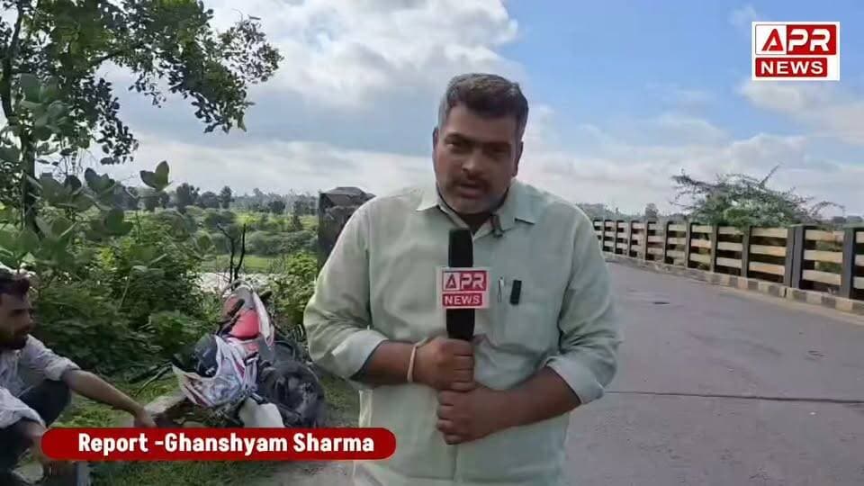*बटुरा-बकही में अज्ञात वाहन ने 2 फैक्ट्री कर्मचारियों को रौंदा, मौके पर ही तोड़ा दम; अनूपपुर पुलिस से कठोर कार्रवाई की मांग!*। *अनूपपुर/शहडोल:* *अनूपपुर और शहडोल जिले की सीमा पर स्थित बटुरा-बकही क्षेत्र (थाना चचाई) में एक दिल दहला देने वाला भीषण सड़क हादसा सामने आया है। इस दर्दनाक दुर्घटना में फैक्ट्री में कार्यरत दो कर्मचारियों की मौके पर ही खौफनाक मौत हो गई। इस घटना के बाद से पूरे इलाके में हड़कंप मच गया है और ग्रामीणों में भारी आक्रोश है।*
*👉काम से लौटते/जाते वक्त बनी मौत की वजह*
*ग्रामीणों से मिली जानकारी के अनुसार, दुर्घटना का शिकार हुए दोनों कर्मचारी पास ही स्थित फैक्ट्री में काम करते थे। वे फैक्ट्री से काम निपटाकर लौट रहे थे (या ड्यूटी पर जा रहे थे), तभी किसी अज्ञात तेज रफ्तार वाहन ने उन्हें जोरदार टक्कर मार दी। टक्कर इतनी भीषण थी कि दोनों कर्मचारियों ने मौके पर ही दम तोड़ दिया।*
*👉उपसरपंच घनश्याम महरा ने जताई गहरी संवेदना, उठाई सख्त मांगें*
*घटना की सूचना मिलते ही बकही उपसरपंच घनश्याम महरा मौके पर पहुंचे। इस दुखद हादसे पर गहरा शोक व्यक्त करते हुए उन्होंने फैक्ट्री प्रबंधन और पुलिस प्रशासन के खिलाफ तीखा रुख अपनाया है।*
*👉उपसरपंच घनश्याम महरा ने स्पष्ट शब्दों में मांग की है:*
*उचित मुआवजा: पीड़ित परिवारों को फैक्ट्री प्रबंधन की ओर से तत्काल और उचित आर्थिक मुआवजा दिया जाए।*
*👉हिट एंड रन (Hit & Run) का केस: जिस अज्ञात वाहन ने कर्मचारियों को कुचला है, उसकी सीसीटीवी व अन्य माध्यमों से तुरंत जांच की जाए और चालक पर हिट एंड रन की सख्त धाराओं के तहत मामला दर्ज हो।*
*👉कठोर कार्रवाई: अनूपपुर पुलिस प्रशासन मामले को गंभीरता से लेते हुए आरोपी चालक को अविलंब गिरफ्तार करे और नजीर पेश करने वाली दंडात्मक कार्रवाई करे।*
*👉यातायात व्यवस्था में सुधार: क्षेत्र में बदहाल यातायात व्यवस्था को तुरंत दुरुस्त किया जाए, ताकि आए दिन हो रही इन दुर्घटनाओं पर लगाम लग सके और मासूम इंसानों की जान बचाई जा सके।*
*👉प्रशासन से सवाल: औद्योगिक क्षेत्र होने के बावजूद यहां यातायात सुरक्षा के पुख्ता इंतजाम क्यों नहीं हैं? क्या रोज काम पर निकलने वाले मजदूरों और कर्मचारियों की जिंदगी की कोई कीमत नहीं है?*
*👉ग्रामीणों और स्थानीय जनप्रतिनिधियों ने चेतावनी दी है कि यदि पीड़ितों को न्याय और उचित मुआवजा नहीं मिला, तो वे उग्र प्रदर्शन के लिए बाध्य होंगे। अब देखना यह है कि अनूपपुर पुलिस और फैक्ट्री प्रबंधन इस पूरे मामले में कितनी त्वरित कार्रवाई करते हैं।*