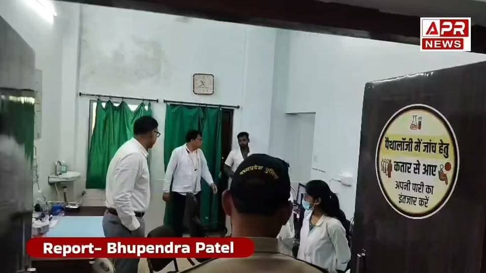 नवागत कलेक्टर रत्नाकर झा का कोतमा सामुदायिक स्वास्थ्य केंद्र में औचक निरीक्षण
बीएमओ को लगाई कड़ी फटकार,बेहतर स्वास्थ्य सेवाएं उपलब्ध कराने के दिए निर्देश
अनूपपुर। जिले के नवागत कलेक्टर रत्नाकर झा ने पदभार ग्रहण करते ही स्वास्थ्य सेवाओं को अपनी प्राथमिकता में शामिल कर लिया है। इसी क्रम में उन्होंने दूसरे दिन कोतमा स्थित सामुदायिक स्वास्थ्य केंद्र का औचक निरीक्षण कर अस्पताल की व्यवस्थाओं का गहन जायजा लिया। निरीक्षण के दौरान उन्होंने अस्पताल में उपलब्ध स्वास्थ्य सुविधाओं, चिकित्सकों एवं कर्मचारियों की उपस्थिति, दवा वितरण, साफ-सफाई, वार्डों की स्थिति तथा मरीजों को मिल रही चिकित्सा सेवाओं का बारीकी से निरीक्षण किया।कलेक्टर ने अस्पताल में भर्ती मरीजों एवं उनके परिजनों से सीधे संवाद कर उपचार, दवाओं की उपलब्धता और अस्पताल में मिलने वाली सुविधाओं की जानकारी ली। इस दौरान कुछ व्यवस्थाओं में कमी एवं लापरवाही सामने आने पर उन्होंने संबंधित अधिकारियों को नाराजगी जताते हुए तत्काल सुधार के निर्देश दिए।
निरीक्षण के दौरान कलेक्टर रत्नाकर झा ने कोतमा के बीएमओ डॉ. के.एल. दीवान को स्वास्थ्य सेवाओं में पाई गई कमियों पर कड़ी फटकार लगाई। उन्होंने स्पष्ट शब्दों में कहा कि मरीजों को समय पर और गुणवत्तापूर्ण उपचार उपलब्ध कराना प्रशासन की सर्वोच्च प्राथमिकता है तथा इसमें किसी भी प्रकार की लापरवाही या उदासीनता बर्दाश्त नहीं की जाएगी। उन्होंने अस्पताल की सभी व्यवस्थाओं को शीघ्र दुरुस्त करने, साफ-सफाई बनाए रखने, आवश्यक दवाओं की उपलब्धता सुनिश्चित करने तथा मरीजों के प्रति संवेदनशील व्यवहार अपनाने के निर्देश दिए।उल्लेखनीय है कि कलेक्टर रत्नाकर झा ने पदभार ग्रहण करने के पहले ही दिन पुष्पराजगढ़ क्षेत्र की स्वास्थ्य व्यवस्थाओं का निरीक्षण किया था।इसके बाद दूसरे दिन कोतमा सामुदायिक स्वास्थ्य केंद्र पहुंचकर उन्होंने यह संकेत दे दिया कि जिले में स्वास्थ्य सेवाओं को बेहतर बनाना उनकी प्राथमिकताओं में शामिल है। लगातार हो रहे औचक निरीक्षणों से स्वास्थ्य विभाग में सक्रियता बढ़ी है और अधिकारियों-कर्मचारियों में जवाबदेही का भाव भी देखने को मिल रहा है। जिले में नवागत कलेक्टर की कार्यशैली को लेकर आमजन में सकारात्मक संदेश गया है।