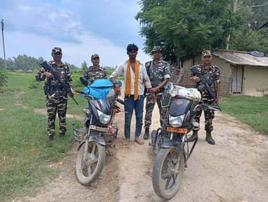 #लालबंदी #ssb के जवानों ने भारत नेपाल सीमा के करीब नेपाली शराब के दो मोटरसाइकिल और एक व्यक्ति को धर दबोचा। जब्त शराब की मात्रा 115.395 लीटर( ब्लैक AC और गौरव सोफी) । जब्त शराब को सोनबरसा थाना को सुपुर्द कर दिया गया, अग्रीम विधी सम्मत कार्रवाई जारी।।
#न्यू़जबिहारकीआवाज #newsbiharkiaawaj