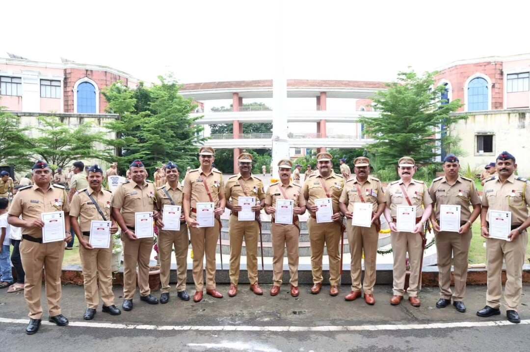 पालघर पोलीस दलातील एकूण १५ पोलीस अधिकारी व अंमलदार यांना स्वातंत्र्य दिनाच्या पूर्वसंध्येला अति उत्कृष्ट व उत्कृष्ट सेवा पदक जाहीर