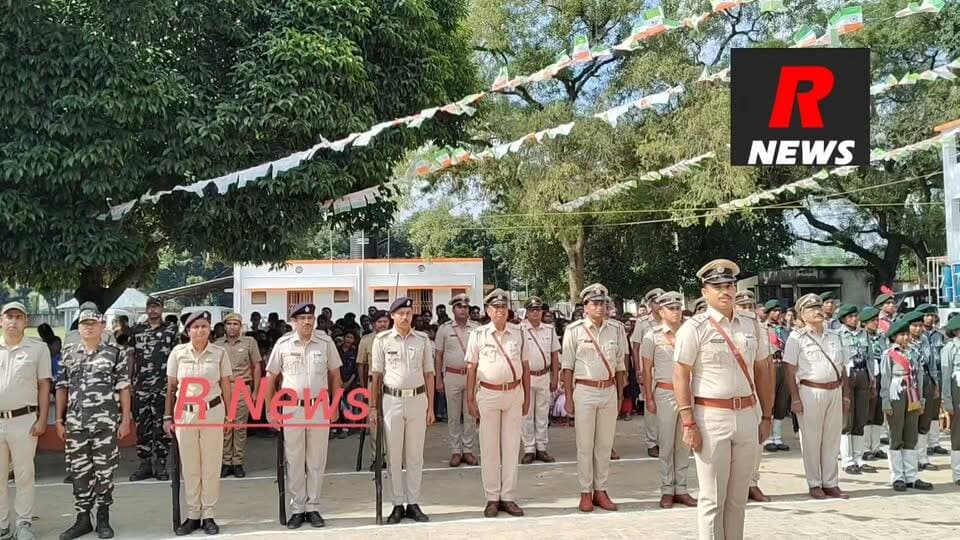 রাণীনগরে পতাকাত্তোলনের পর ওসি-র হাতে মিষ্টিমুখ।
#indipendenceday #raninagar #police #murshidabaddistrict