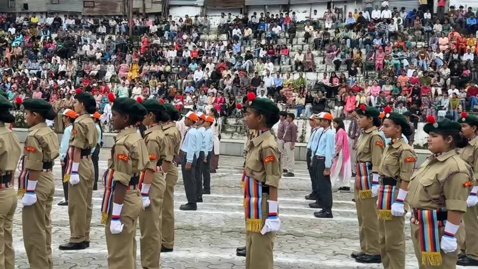 80 वा स्वतंत्रता दिवस आज धूमधाम से मनाया जा रहा जोगिंद्रनगर में। देखें live-
SDM मनीष चौधरी ले रहे सालमी । लाइव
आपको भी स्वतंत्रता दिवस की हार्दिक शुभकामनाएँ। जय हिन्द जय भारत।
#nonfollowersfriends #jogindernagar_mandi_himachal #facebookreelsviral #BJP4IND #Congress #IndependenceDay Indian National Congress - Himachal PradeshBJP Himachal PradeshBlock Congress Committee Joginder NagarIndian National CongressPunjab Kesari / HimachalSukhvinder Singh SukhuVikramaditya SinghIndian National Congress - Punjab