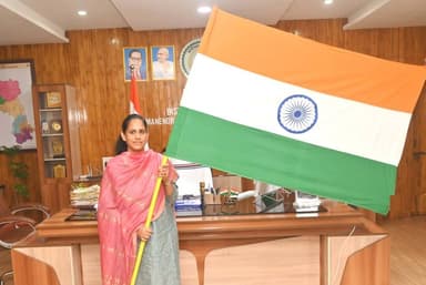 स्वतंत्रता दिवस के उपलक्ष्य में 9 अगस्त से 17 अगस्त तक पूरे देश एवं प्रदेश में तिरंगा उत्सव मनाया जा रहा है। इसी क्रम में मनेन्द्रगढ़-चिरमिरी-भरतपुर (एमसीबी) जिले में भी तिरंगा उत्सव के तहत देशभक्ति और राष्ट्रीय गौरव से ओत-प्रोत कार्यक्रम आयोजित किए जा रहे हैं। अभियान के अंतर्गत कलेक्टर सुश्री संतन देवी जांगड़े, पुलिस अधीक्षक श्रीमती रत्ना सिंह सहित जिले के समस्त विभागों के अधिकारियों एवं कर्मचारियों ने राष्ट्रीय ध्वज तिरंगे के साथ सामूहिक रूप से फोटो खिंचवाकर राष्ट्र के प्रति अपनी निष्ठा और सम्मान व्यक्त किया। इस दौरान सभी ने देश की एकता, अखंडता एवं संप्रभुता की रक्षा का संकल्प भी लिया। तिरंगा उत्सव के माध्यम से जिले के सभी शासकीय कार्यालयों में राष्ट्रभक्ति का वातावरण देखने को मिला।
#chhattisgarh #mcbdistrict