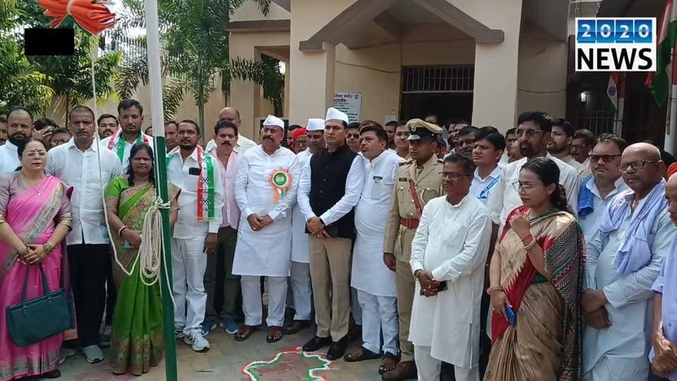 पटना जिले के मनेर नगर परिषद कार्यालय के परिसर में स्वतंत्रता दिवस के अवसर पर नगर सभापति विद्याधर विनोद सिंह ने फहराया राष्ट्रीय ध्वज तिरंगा, राष्ट्रीय ध्वज को नगर सभापति ने दी सलामी, मौके पर थाना अध्यक्ष रजनीश कुमार, कार्यपालक पदाधिकारी सिद्धार्थ हर्षवर्धन, पार्षद व अन्य अधिकारी रहे मौजूद. #IndependenceDay #CityCouncil #MunicipalChairman