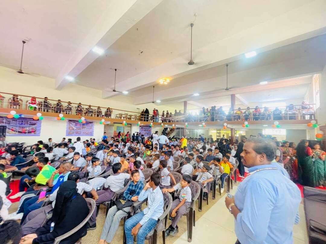 நாசா விண்வெளி வீரருடன் மாணவர்கள் சந்திப்பு
பட்டுக்கோட்டை புதுக்கோட்டை உள்ளூரில் அமைந்துள்ள பிரில்லியன்ட் சீனியர் செகண்டரி பள்ளியில், நாசா விண்வெளி வீரர் டாக்டர் டான் தாமஸ் பங்கேற்கும் சிறப்பு சந்திப்பு நிகழ்ச்சி இன்று (ஆகஸ்ட் 15) காலை 9 மணிக்கு தொடங்கி சிறப்பாக நடைபெற்று வருகிறது.
பள்ளி சார்பில் ஏற்பாடு செய்யப்பட்டுள்ள இந்நிகழ்வில் நாசா விண்வெளி வீரர் டாக்டர் டான் தாமஸ் கலந்து கொண்டு, மாணவர்களுடன் நேரடியாக கலந்துரையாடி வருகிறார். விண்வெளிப் பயணம், நாசாவின் செயல்பாடுகள் மற்றும் விண்வெளித் துறையில் உள்ள வாய்ப்புகள் குறித்து மாணவர்களுக்கு பல்வேறு தகவல்களை அவர் பகிர்ந்து வருகிறார்.
நாசா விண்வெளி வீரரை நேரில் சந்தித்து உரையாடும் இந்த அரிய வாய்ப்பு மாணவர்களிடையே மிகுந்த ஆர்வத்தையும் உற்சாகத்தையும் ஏற்படுத்தியுள்ளது.
மேலும், நிகழ்வில் பங்கேற்கும் மாணவர்களுக்கு பங்கேற்புச் சான்றிதழ் வழங்கப்படுகிறது. பள்ளி மாணவர்கள் ஆர்வத்துடன் கலந்து கொண்டு இந்நிகழ்வை சிறப்பித்து வருகின்றனர்.
📍 இடம்: பிரில்லியன்ட் சீனியர் செகண்டரி பள்ளி, புதுக்கோட்டை உள்ளூர், பட்டுக்கோட்டை – அதிராம்பட்டினம் மெயின் ரோடு.
இந்நிகழ்வு மாணவர்களின் அறிவையும், விண்வெளி மற்றும் அறிவியல் துறையின் மீதான ஆர்வத்தையும் அதிகரிக்கும் வகையில் அமைந்துள்ளது.