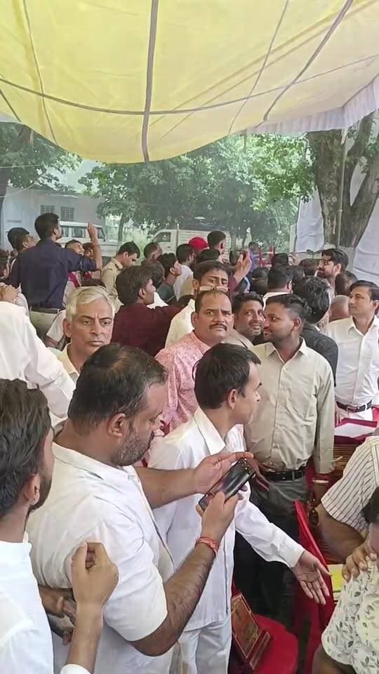 सवाई माधोपुर पुलिस लाइन परेड मैदान तेज बारिश के चलते कार्यक्रम किया गया स्थगित। मौसम विभाग की दी गई चेतावनी। विभाग द्वारा वाटरप्रूफ नहीं लगाए गए टेंट। की गई खानापूर्ति, फटे टेंट में से पानी बाहर निकाला। जिसके चलते आला अधिकारियों को भारी बारिश के चलते मौके पर से ही निकलना पड़ा
DM Sawai Madhopur, #S.P Sawai Madhopur, #PWDvibhagSawaiMadhopur, #CMO Jaipur, #PWD mantri Diya Kumari, #C.M Jaipur, #SawaiMadhopur vidhayak aur krishi mantri Kirodi Lal Meena,
#videoviral, #Facebook Page