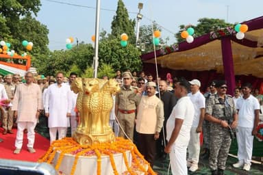 *पुलिस लाइंस में शान से लहराया तिरंगा, नन्दी ने किया ध्वजारोहण*
प्रतापगढ़। 80वें स्वतंत्रता दिवस के अवसर पर शनिवार को पुलिस लाइंस स्थित परेड ग्राउंड में भव्य एवं गरिमामय समारोह आयोजित किया गया। मुख्य अतिथि प्रदेश सरकार के कैबिनेट मंत्री नंदगोपाल गुप्ता ‘नन्दी’ ने ध्वजारोहण कर राष्ट्रध्वज को सलामी दी। राष्ट्रगान के दौरान पूरा परिसर देशभक्ति और राष्ट्रप्रेम की भावना से गूंज उठा।
समारोह में जिलाधिकारी अभिषेक पाण्डेय और पुलिस अधीक्षक दीपक भूकर सहित अपर पुलिस अधीक्षक पूर्वी आलोक कुमार, अपर पुलिस अधीक्षक पश्चिमी बृजनन्दन राय, सहायक पुलिस अधीक्षक/क्षेत्राधिकारी रानीगंज प्रशान्त राज, ज्वाइंट मजिस्ट्रेट/उपजिलाधिकारी सदर अनुष्का शर्मा, सदर विधायक राजेन्द्र मौर्या समेत जनप्रतिनिधि, प्रशासनिक व पुलिस अधिकारी तथा अन्य अतिथि मौजूद रहे।
इस दौरान अधिकारियों और कर्मचारियों ने राष्ट्र की एकता, अखंडता, संप्रभुता एवं संविधान के प्रति निष्ठा बनाए रखने की शपथ ली। सभी ने अपने कर्तव्यों का निर्वहन पूरी निष्ठा, ईमानदारी और समर्पण के साथ करने का संकल्प लिया।
स्वतंत्रता दिवस समारोह में साकेत गर्ल्स इंटर कॉलेज, बीएसएस एकेडमी, तुलसी का पुरवा उच्च प्राथमिक विद्यालय और पीएम श्री राजकीय विद्यालय के छात्र-छात्राओं ने देशभक्ति से ओत-प्रोत सांस्कृतिक कार्यक्रम प्रस्तुत किए। बच्चों की शानदार प्रस्तुतियों ने अतिथियों और दर्शकों का मन मोह लिया। कार्यक्रम स्थल तालियों की गड़गड़ाहट से गूंजता रहा।
उत्कृष्ट सांस्कृतिक प्रस्तुतियां देने वाले छात्र-छात्राओं को प्रशस्ति पत्र देकर सम्मानित किया गया और उनके उज्ज्वल भविष्य की कामना करते हुए उत्साहवर्धन किया गया।
समारोह में स्वतंत्रता संग्राम सेनानियों और देश की रक्षा में अपना सर्वस्व न्योछावर करने वाले वीर शहीदों के त्याग एवं बलिदान को श्रद्धापूर्वक नमन किया गया। उपस्थित लोगों ने राष्ट्र की एकता और अखंडता को मजबूत बनाने तथा देशहित में अपने दायित्वों का ईमानदारी से निर्वहन करने का संकल्प लिया। समारोह ने राष्ट्रप्रेम, सामाजिक एकता और जनसेवा की भावना को मजबूत करते हुए राष्ट्र निर्माण में सक्रिय भूमिका निभाने का संदेश दिया।
*रोहित जायसवाल पत्रकार, हिन्दुस्तान अखबार, सी न्यूज भारत चैनल पत्रकार*
