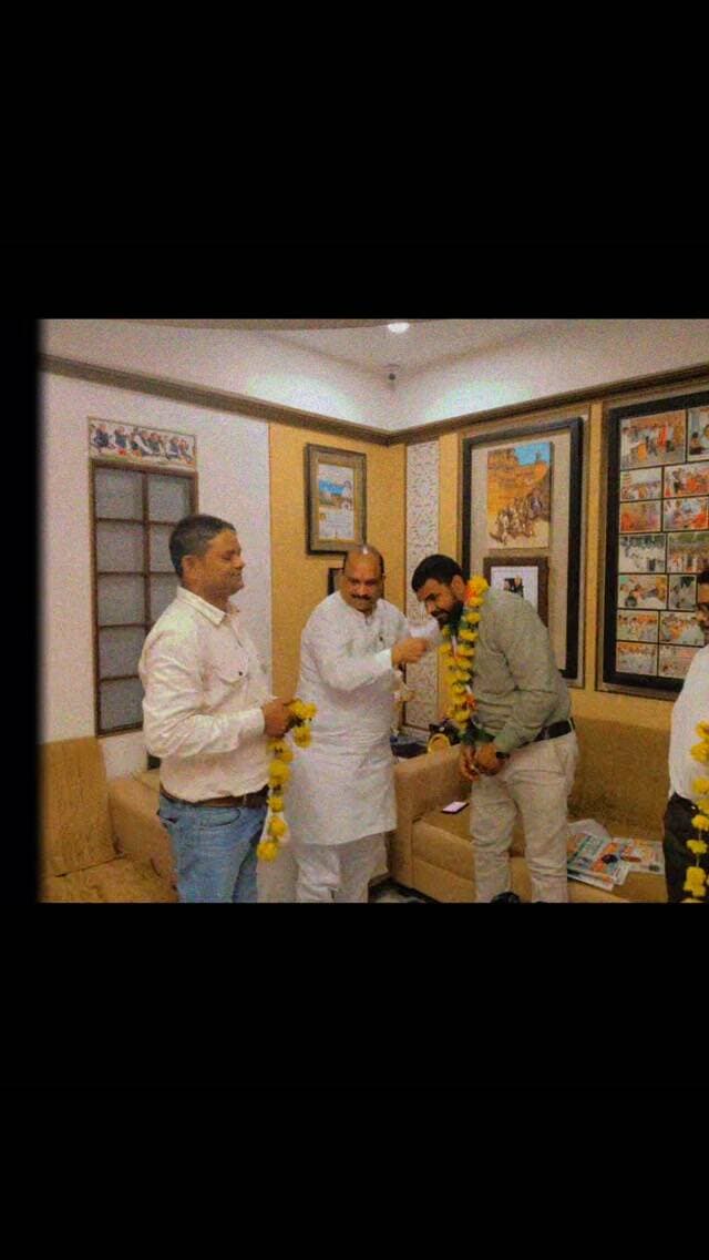 आज दिनांक 15/8/2026
सामाजिक न्याय एवं अधिकारीता प्रकोष्ठ के जिला अध्यक्ष हितेश सेगाड़ा पहुंचे आज सागवाड़ा सुरभि कांग्रेस कार्यालय
कांग्रेस के वरिष्ठ नेता पूर्व जिला अध्यक्ष पूर्व राज्य मंत्री एआईसीसी सदस्य वागड़ के लाल के नाम से प्रसिद्ध युवा दिलों की धड़कन आदरणीय सामानिय दिनेश जी खोडनिया साहब से मिलकर के आशीर्वाद लिया है। एवं आगे कार्यकारिणी विस्तार हेतु चर्चा हुई।।
सामाजिक न्याय एवं अधिकारिकता प्रकोष्ठ के जिला अध्यक्ष श्री हितेश जी सिंघाड़ा का सागवाड़ा सुरभि कांग्रेस कार्यालय में हुआ स्वागत अभिनंदन।।