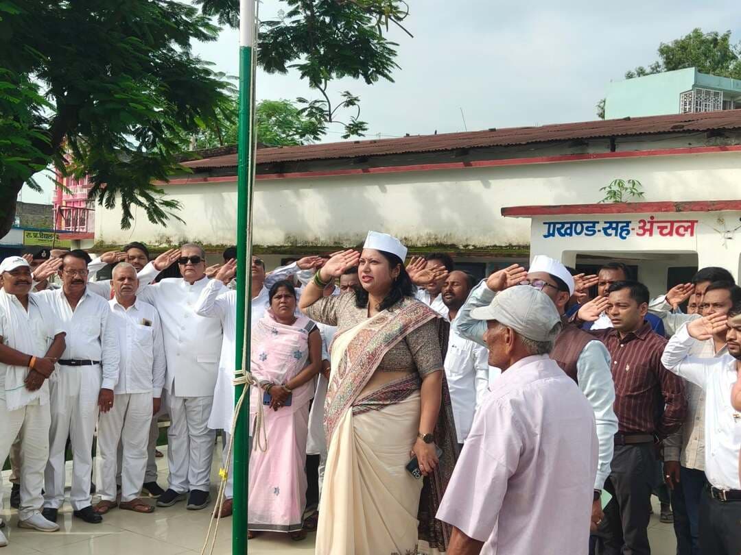 रामनगर प्रखंड प्रमुख निहारिका नूतन ने प्रखंड परिसर में 80वें स्वतंत्रता दिवस के अवसर पर ध्वजारोहण कर तिरंगे को सलामी दी