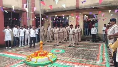 गोबिंदपुर अंचल सह प्रखंड कार्यालय परिसर में स्वतंत्रता दिवस के शुभ अवसर पर किया गया झंडोत्तोलन